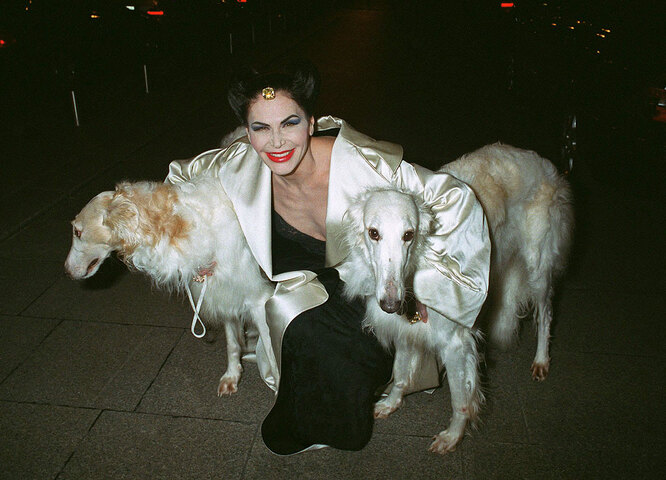 Муна Аюб на вечеринке «Christian Dior» в отеле Ritz в Париже, 2002 год Муна Аюб на вечеринке «Christian Dior» в отеле Ritz в Париже, 2002 год