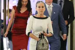 Платье-футляр и нарядные туфли: проверенное комбо от Сары Джессики Паркер