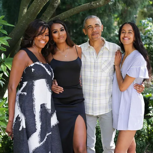 Мишель Обама с мужем и детьми