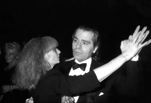 Соня Рикель танцует с Карлом Лагерфельдом на вечеринке в Париже, 30 июня 1981 года