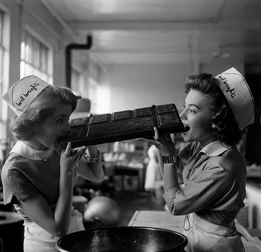 Актрисы Натали Вуд и Ли Сноуден в кафе в Лос-Анджелесе, 1955 год