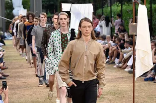 Горпкор наступает: мужская весенне-летняя коллекция J. W. Anderson Горпкор наступает: мужская весенне-летняя коллекция J. W. Anderson