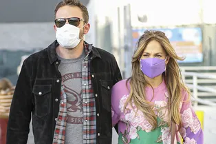 Безопасность превыше всего: Джей Ло в яркой маске в тон свитеру Valentino проводит выходные с Беном Аффлеком и детьми