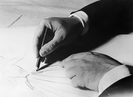 КРИСТИАН ДИОР ЗА РАБОТОЙ. ПЛАТЬЕ ИЗ КОЛЛЕКЦИИ ОСЕНЬ-ЗИМА 1955—1956 КРИСТИАН ДИОР ЗА РАБОТОЙ. ПЛАТЬЕ ИЗ КОЛЛЕКЦИИ ОСЕНЬ-ЗИМА 1955—1956