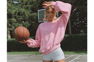 Эльза Хоск в толстовке Gucci и шортах, которые сложно назвать шортами