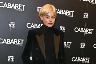 Бархатный смокинг и сверкающие лоферы Prada: Эмма Коррин осваивает андрогинный шик на гала-концерте в Лондоне