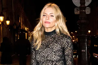 Сиенна Миллер и ее стройные ноги: актриса покоряет Париж в кожаном мини