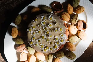 Шоколадное «Фаберже» и лавандовые куличи: где искать самые вкусные десерты к Пасхе