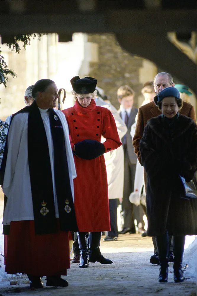 Принцесса Диана покидает церковь в Сандрингеме после рождественской службы с принцем Филиппом и королевой Елизаветой II, 1985 год