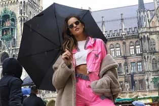 Шуба-«чебурашка», спортивный костюм и ugly sneakers: Изабель Гулар сочетает несочетаемое