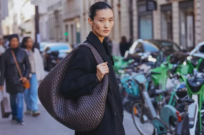 Почему кожаная плетеная сумка — модель, которая заменит базу