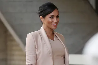 Меган Маркл посетила Королевский театр в нюдовом тотал-луке более чем за 4 тысячи фунтов