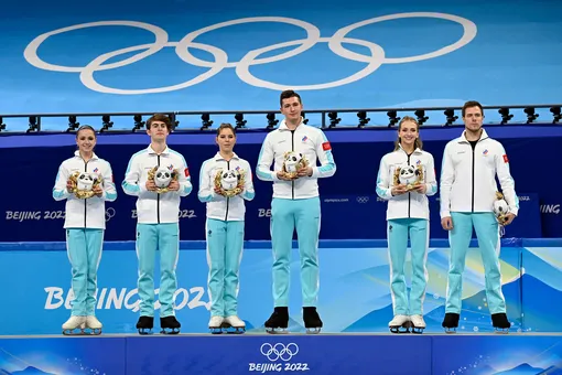Российские фигуристы получают золотые медали за победу в командном турнире на Олимпийских играх в Пекине