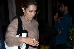 Этой осенью носим пушистые свитеры из ангоры, как у Беллы Хадид