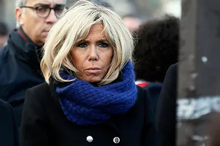 Одеться как первая леди Франции: учимся у Брижит Макрон подбирать аксессуары к пальто