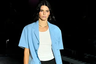 Еще один способ, как носить рубашку бойфренда, от Кендалл Дженнер