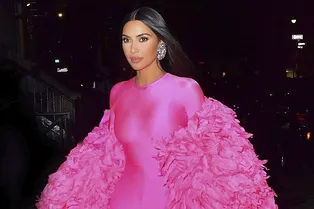 Новый любимый цвет Ким Кардашьян: звезда в шокирующем розовом моносьюте и шубе с перьями
