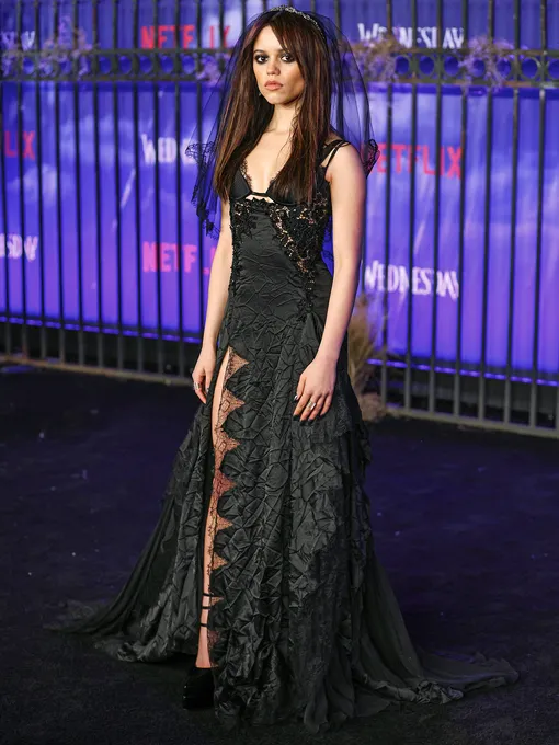 Дженна Ортега в платье Versace на премьере сериала «Уэнсдэй» Дженна Ортега в платье Versace на премьере сериала «Уэнсдэй»