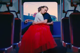 Натали Портман прыгает с пирса и гуляет по Парижу в новом видео Miss Dior