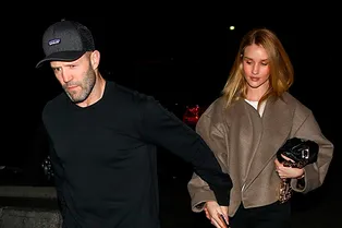 Непринужденный шик: Роузи Хантингтон-Уайтли выбирает старые добрые скинни для похода на свидание