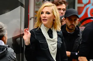 Металл и деним: 49-летняя Кейт Бланшетт в двух образах на улице Нью-Йорка Металл и деним: 49-летняя Кейт Бланшетт в двух образах на улице Нью-Йорка