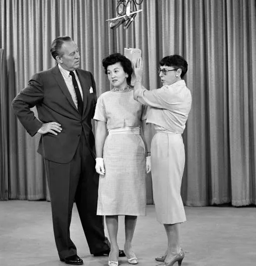 Эдит Хед на шоу Арта Линклеттера «House Party», 1960-е Эдит Хед на шоу Арта Линклеттера «House Party», 1960-е