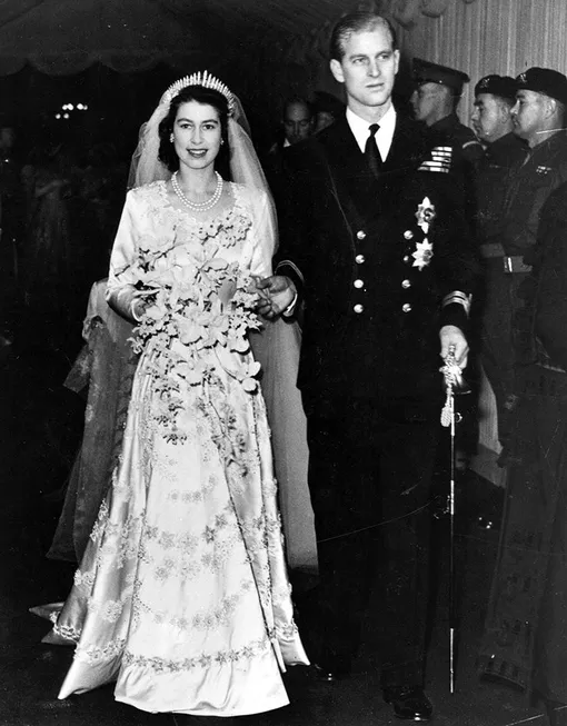 Королева Елизавета II и принц Филипп на своей свадьбе, 20 ноября 1947 года