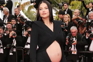 Беременная Адриана Лима в платье с голым животом готова посоревноваться в откровенности с Рианной