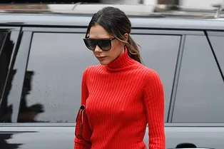 В красном с головы до ног: Виктория Бекхэм в ярком монохромном образе