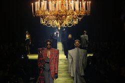 Saint Laurent вдохновились образами Мелани Гриффит из фильма «Деловая девушка» — вот что из этого получилось