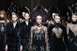 Соболиные крылья, кокошники и хищные оскалы в новой коллекции Alena Akhmadullina Соболиные крылья, кокошники и хищные оскалы в новой коллекции Alena Akhmadullina