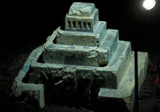 Фрагмент инсталляции «Коллекция археолога». 2015 Фрагмент инсталляции «Коллекция археолога». 2015