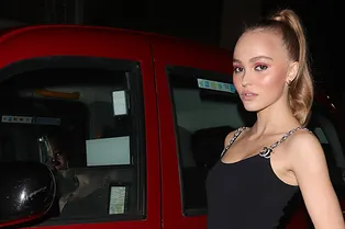 Лили-Роуз Депп в облегающем комбинезоне Chanel в Лондоне