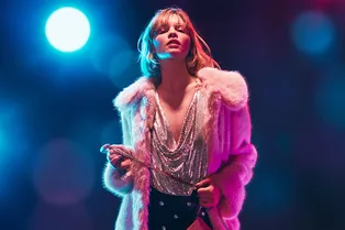 Розовая шуба, платье со звездами и велюровые брюки в новогодней коллекции Topshop