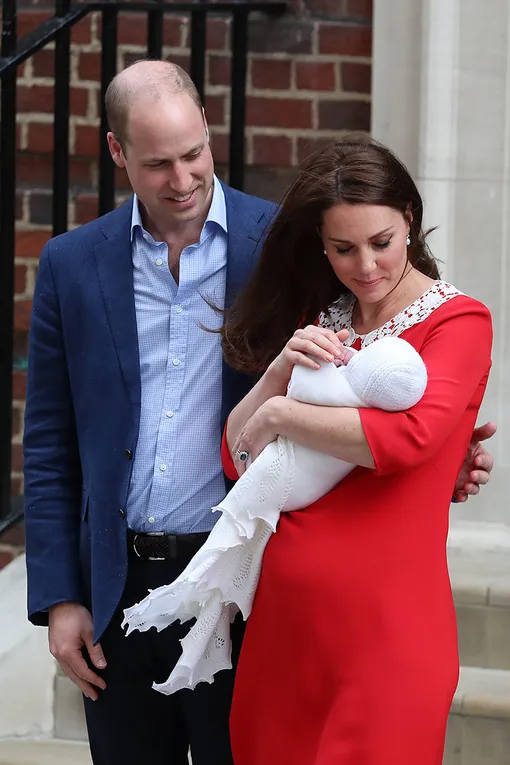 Принц Уильям и Кейт Миддлтон с новорожденным сыном Луи, 23 апреля 2018 года