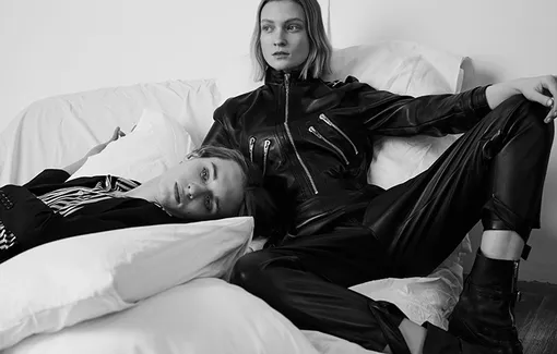 На нем: ПИДЖАК, РУБАШКА Celine by Hedi Slimane; на ней: КОМБИНЕЗОН, БОТИЛЬОНЫ Celine by Hedi Slimane