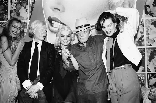 Джерри Холл, Энди Уорхол, Дебби Харри, Трумэн Капоте и Палома Пикассо на вечеринке в Studio 54 в Нью-Йорке, 1979