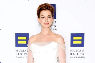 Энн Хэтэуэй похожа на невесту в белом платье с тюлем Vivienne Westwood на церемонии Кампании за права человека