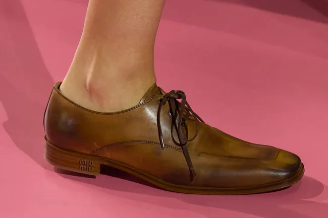Почему базовый гардероб на весну невозможен без туфель в мужском стиле