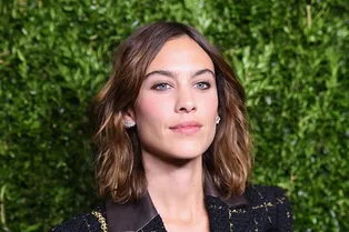 Что в косметичке Алексы Чанг