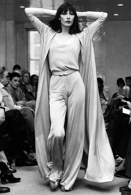 Анжелика Хьюстон на показе Halston, 1972