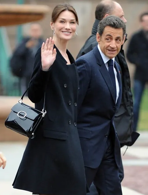 Карла Бруни и Николя Саркози. У Карлы в руках Miss Viv', 2010