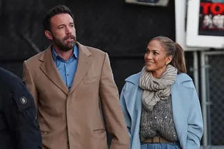 Пальто нежно-голубого цвета — новая классика. Дженнифер Лопес сочетает его с джинсами