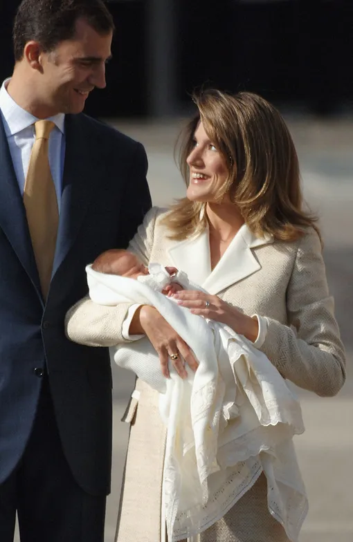 Король Испании Филипп и королева Летиция с новорожденной дочерью Леонор, 7 ноября 2005 года