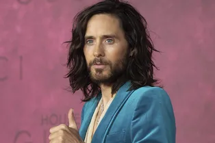 Нам тоже сложно в это поверить, но Джареду Лето — 50! Вспоминаем самые яркие выходы звезды на красную ковровую дорожку