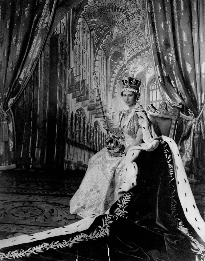Елизавета II в день своей коронации. 2 июня 1953