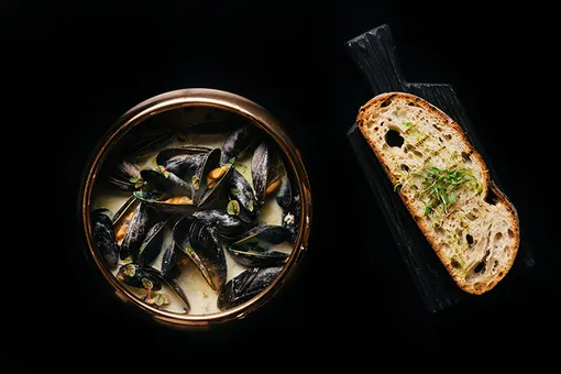 Мидии в соусе из печеного картофеля с пармезаном и трюфелем Мидии в соусе из печеного картофеля с пармезаном и трюфелем