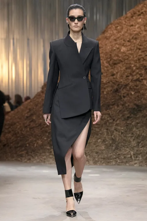 Alexander McQueen осень-зима 2022 Alexander McQueen осень-зима 2022