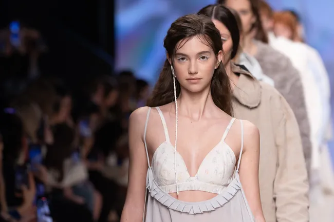 «ИИ — зеркало того, кто его использует»: дизайнеры о новых технологиях, вдохновении и роли Московской недели моды