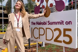 Бежевый брючный костюм и белое поло: идеальное комбо Натальи Водяновой